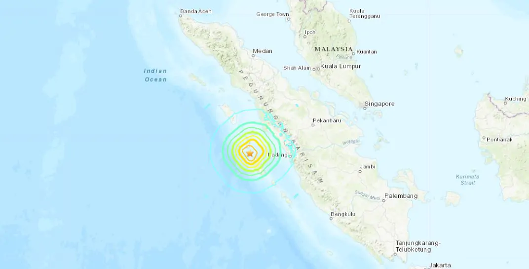 Gempa bumi laut kuat memicu kepanikan di Indonesia, tsunami kecil terjadi di daerah Tanah Bala