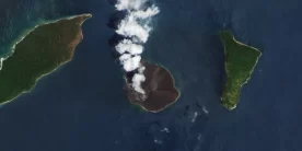 El volcán Anak Krakatau, situado en el estrecho de Sunda en Indonesia, ha reanudado su actividad explosiva, mostrando una serie de episodios efímeros de fuentes de lava conocidos como paroxismos la noche pasada. 